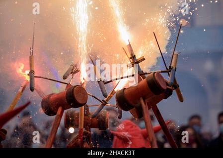 I Valls Devils nella Processione del 2022 Balls Decennial Festival, in onore della Vergine delle candele in Valls, Tarragona, Catalogna, Spagna Foto Stock