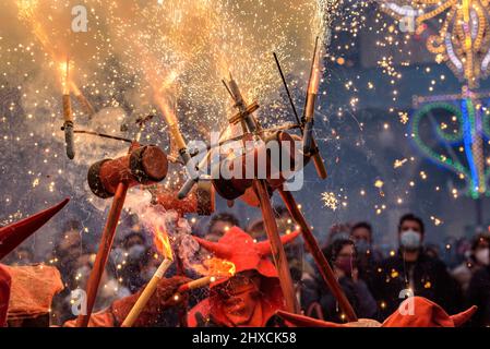 I Valls Devils nella Processione del 2022 Balls Decennial Festival, in onore della Vergine delle candele in Valls, Tarragona, Catalogna, Spagna Foto Stock