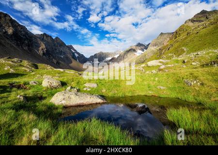 Paesaggio alpino di montagna con montagne rocciose selvagge in una giornata estiva soleggiata nelle Alpi dello Stubai vicino al Neue Regensburger Hütte. Tirolo, Austria, Europa Foto Stock