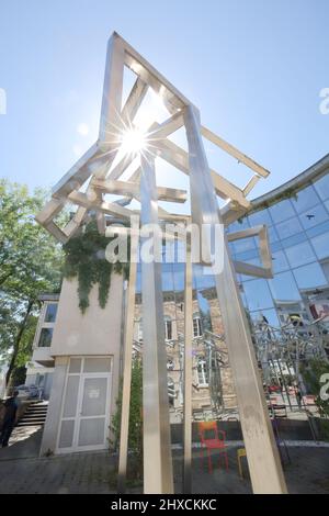Opere d'arte moderna realizzate in metallo contro la luce presso la biblioteca pubblica di Bad Kreuznach, Renania-Palatinato, Germania Foto Stock