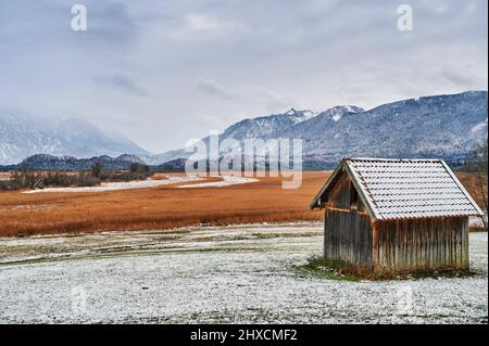 Paesaggio in alta Baviera, ai piedi delle Alpi, Murnauer Moos, Murnau am Staffelsee, capannone di legno di fronte all'alta brughiera in Langer Filze Foto Stock