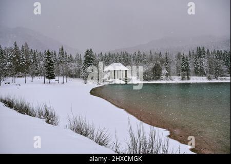 Paesaggio bavarese in inverno, Walchensee ai piedi delle Alpi, centrale di Niedernach, montagne Karwendel Foto Stock