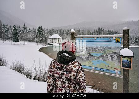 Paesaggio bavarese in inverno, Walchensee ai piedi delle Alpi, turistico presso la bacheca informativa sul sistema Walchensee Foto Stock