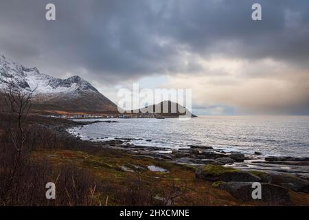 Impressioni autunnali dall'isola norvegese Senja sopra il Circolo polare Artico, la zona intorno a Mefjordvaer nel nord dell'isola, Foto Stock