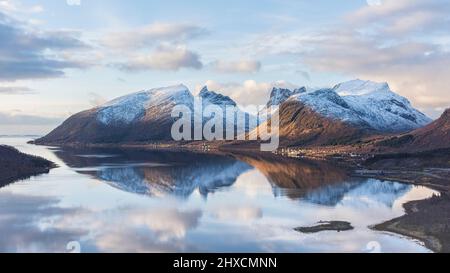 Vista dalla piattaforma panoramica di Bergsbotn, panorama sul Bergsfjord e sul villaggio di Skaland, riflesso nel fiordo, Foto Stock