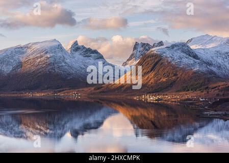 Vista dalla piattaforma panoramica di Bergsbotn, panorama sul Bergsfjord e sul villaggio di Skaland, riflesso nel fiordo, Foto Stock