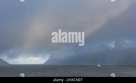 Impressioni autunnali dall'isola norvegese Senja sopra il Circolo polare Artico, Scandinavia e Norvegia pure, barca da pesca nel fiordo Foto Stock