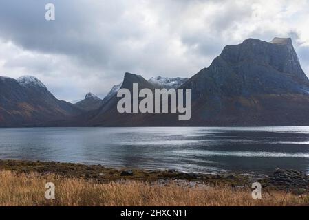 Impressioni autunnali dall'isola norvegese Senja al di sopra del Circolo polare Artico, Scandinavia e Norvegia puro, bell'umore leggero al fiordo, Foto Stock