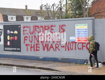 Londra, Regno Unito. 11th marzo 2022. Una zona pedonale attraversa i graffiti fuori dal ponte di Stamford. Il Chelsea FC è stato colpito da restrizioni, tra cui il divieto di vendita di nuovi biglietti e merci, dopo che sono state imposte sanzioni al proprietario Roman Abramovich a causa dei suoi stretti legami con il presidente russo Vladimir Putin. Credit: Vuk Valcic/Alamy Live News Foto Stock