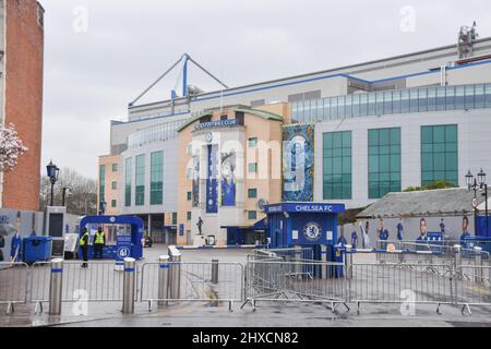 Londra, Regno Unito. 11th marzo 2022. Stadio Stamford Bridge. Il Chelsea FC è stato colpito da restrizioni, tra cui il divieto di vendita di nuovi biglietti e merci, dopo che sono state imposte sanzioni al proprietario Roman Abramovich a causa dei suoi stretti legami con il presidente russo Vladimir Putin. Credit: Vuk Valcic/Alamy Live News Foto Stock