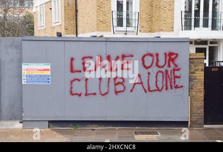 Londra, Regno Unito. 11th marzo 2022. "Lasciate il nostro Club da solo" graffiti fuori Stamford Bridge. Il Chelsea FC è stato colpito da restrizioni, tra cui il divieto di vendita di nuovi biglietti e merci, dopo che sono state imposte sanzioni al proprietario Roman Abramovich a causa dei suoi stretti legami con il presidente russo Vladimir Putin. Credit: Vuk Valcic/Alamy Live News Foto Stock