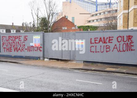 Londra, Regno Unito. 11th marzo 2022. Graffiti fuori dal ponte di Stamford. Il Chelsea FC è stato colpito da restrizioni, tra cui il divieto di vendita di nuovi biglietti e merci, dopo che sono state imposte sanzioni al proprietario Roman Abramovich a causa dei suoi stretti legami con il presidente russo Vladimir Putin. Credit: Vuk Valcic/Alamy Live News Foto Stock