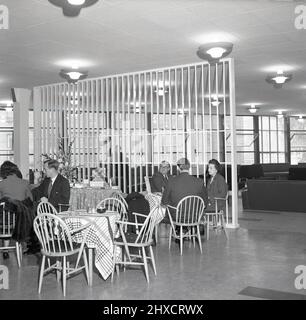 1957, storico, persone sedute in un open cafe o area ristoro all'interno del nuovo West London Air Terminal, Kensington, Londra, Inghilterra, Regno Unito. Il terminal di Londra era un servizio di check-in per i passeggeri che viaggiavano sui voli della British European Airways (BEA) dall'aeroporto di Heathrow e, una volta registrati, sarebbero stati portati a Heathrow in pullman. Foto Stock