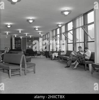 1957, storico, persone sedute in un'area lounge all'interno del nuovo West London Air Terminal, Kensington, Londra, Inghilterra, Regno Unito. Il terminal di Londra era un servizio di check-in per i passeggeri che viaggiavano sui voli della British European Airways (BEA) dall'aeroporto di Heathrow e, una volta registrati, sarebbero stati portati a Heathrow in pullman. Foto Stock