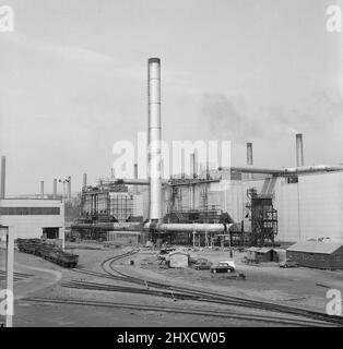 1958, vista storica, dall'esterno della fabbrica d'acciaio presso l'Abbey Works Port Talbot, Galles, Regno Unito, che mostra il complesso gigante e numerosi camini dei forni ad altiforni e delle ferrovie. Foto Stock