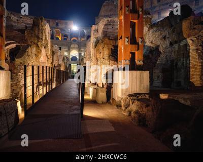 Tour notturno al Colosseo, Roma Foto Stock