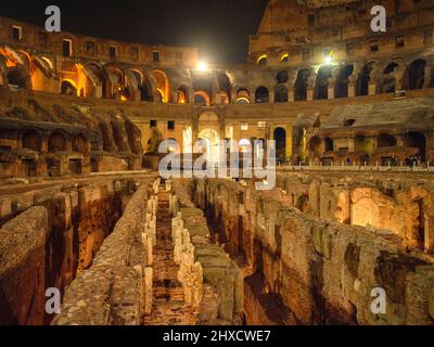 Tour notturno al Colosseo, Roma Foto Stock