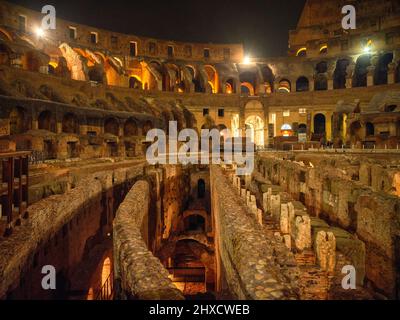 Tour notturno al Colosseo, Roma Foto Stock