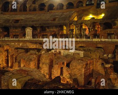 Tour notturno al Colosseo, Roma Foto Stock