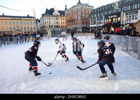 Evento di hockey con partite sulla pista di pattinaggio a Stora Torget, Linköping, Svezia. Foto Stock