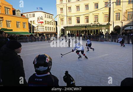 Evento di hockey con partite sulla pista di pattinaggio a Stora Torget, Linköping, Svezia. Foto Stock