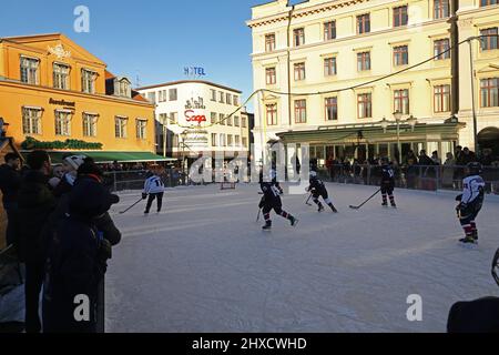 Evento di hockey con partite sulla pista di pattinaggio a Stora Torget, Linköping, Svezia. Foto Stock