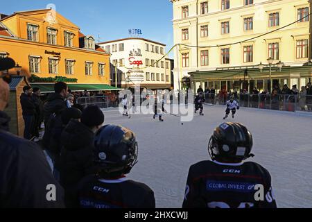 Evento di hockey con partite sulla pista di pattinaggio a Stora Torget, Linköping, Svezia. Foto Stock