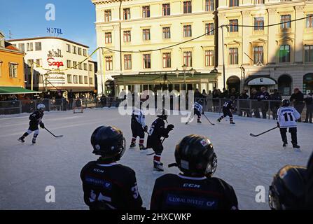 Evento di hockey con partite sulla pista di pattinaggio a Stora Torget, Linköping, Svezia. Foto Stock