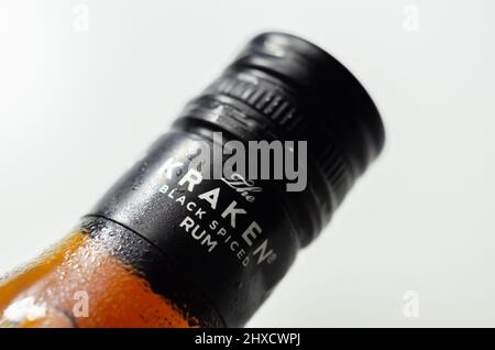 LONDRA, REGNO UNITO - 01 FEBBRAIO 2022 rum speziato nero caraibico in una caratteristica bottiglia vittoriana con una foto di un mostro di mare Foto Stock