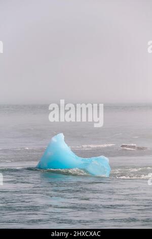 Meer, Wellen, EIS, Schollen, Blau, Nebel, Sommer, Jökulsarlon, Austurland, Isola Foto Stock