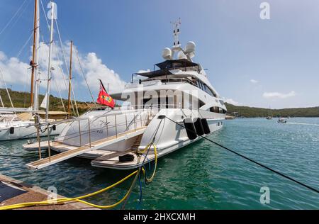 Stile di vita ricco e famoso: Heesen Superyacht MySky ormeggiato a Nelson's Dockyard, English Harbour, sud Antigua, Antigua e Barbuda, West Indies Foto Stock