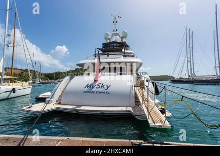 Stile di vita ricco e famoso: Heesen Superyacht MySky ormeggiato a Nelson's Dockyard, English Harbour, sud Antigua, Antigua e Barbuda, West Indies Foto Stock