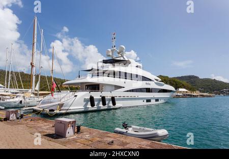 Stile di vita ricco e famoso: Heesen Superyacht MySky ormeggiato a Nelson's Dockyard, English Harbour, sud Antigua, Antigua e Barbuda, West Indies Foto Stock