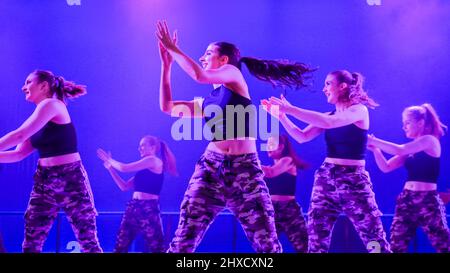 Excel London, Regno Unito. 11th Mar 2022. Dopo un'assenza di due anni, uno dei più grandi spettacoli e spettacoli di danza è tornato a pieno ritmo con migliaia di visitatori, artisti, creativi e scuole di mestiere e di palcoscenico che partecipano all'edizione 15th del centro espositivo Excel London questo fine settimana. Credit: Imagplotter/Alamy Live News Foto Stock