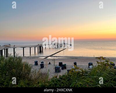 Vista del nuovo molo di Koserow su Usedom aperto nel 2021 al mattino con spiaggia deserta Foto Stock