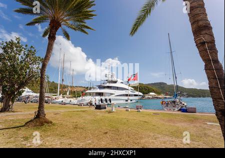 Stile di vita ricco e famoso: Heesen Superyacht MySky ormeggiato a Nelson's Dockyard, English Harbour, sud Antigua, Antigua e Barbuda, West Indies Foto Stock