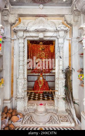 Altare alla dea Durga in un piccolo tempio indù vicino al Forte di Kumbhalgarh, Aravalli Hills, Rajsamand distretto, Udaipur, Rajasthan, India occidentale Foto Stock