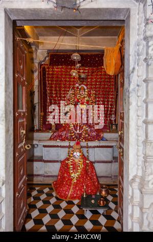 Altare alla dea Durga in un piccolo tempio indù vicino al Forte di Kumbhalgarh, Aravalli Hills, Rajsamand distretto, Udaipur, Rajasthan, India occidentale Foto Stock