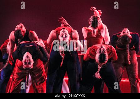 Excel London, Regno Unito. 11th Mar 2022. Il Bird College si esibirà sul palco dello Showcase Theatre. Dopo un'assenza di due anni, uno dei più grandi spettacoli e spettacoli di danza è tornato a pieno ritmo con migliaia di visitatori, artisti, creativi e scuole di mestiere e di palcoscenico che partecipano all'edizione 15th del centro espositivo Excel London questo fine settimana. Credit: Imagplotter/Alamy Live News Foto Stock