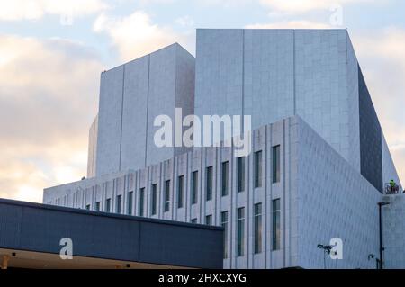 Helsinki, Finlandia, dicembre 2021. La Follandia Hall è una sede per congressi ed eventi nel centro di Helsinki, sulla baia di Töölönlahti Foto Stock