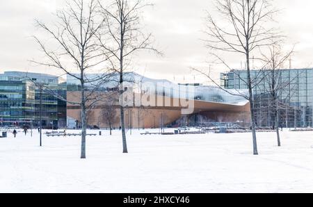 Helsinki, Finlandia, dicembre 2021. Biblioteca Centrale Oodi vista dall'ampio spazio pubblico di fronte Foto Stock