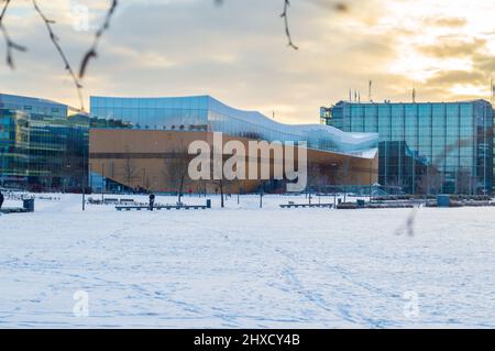 Helsinki, Finlandia, dicembre 2021. Biblioteca Centrale Oodi vista dall'ampio spazio pubblico di fronte Foto Stock