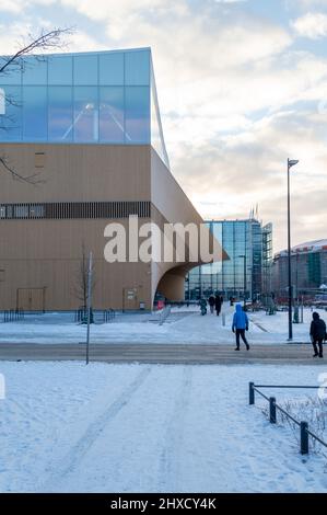 Helsinki, Finlandia, dicembre 2021, Biblioteca pubblica centrale Oodi, vista dettagliata dell'esterno Foto Stock