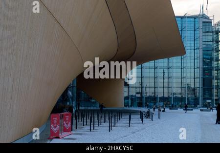 Helsinki, Finlandia, dicembre 2021. L'enorme baldacchino in legno della biblioteca centrale Oodi Foto Stock