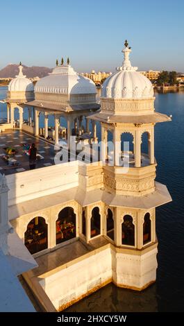 Vista mattutina sul Taj Lake Palace Hotel a 5 stelle sull'isola di Jag Niwas sul lago di Pichola, Udaipur, stato indiano del Rajasthan in una giornata di sole Foto Stock