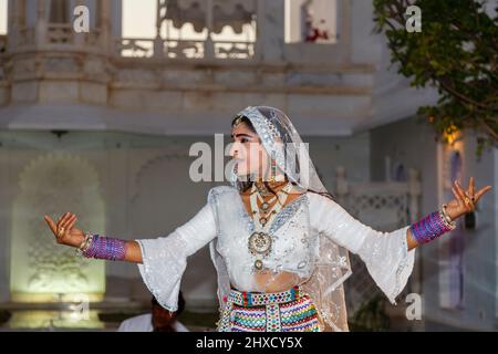 Ballerino di locali di intrattenimento per gli ospiti del Taj Lake Palace Hotel sull'isola di Jag Niwas nel Lago Pichola, Udaipur, lo stato indiano del Rajasthan Foto Stock