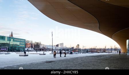 Helsinki, Finlandia, dicembre 2021. L'enorme baldacchino in legno della biblioteca centrale Oodi Foto Stock