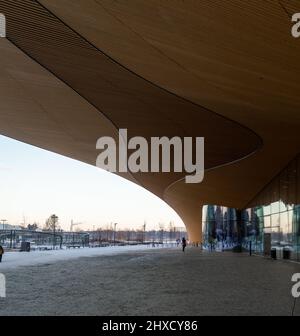 Helsinki, Finlandia, dicembre 2021. L'enorme baldacchino in legno della biblioteca centrale Oodi Foto Stock