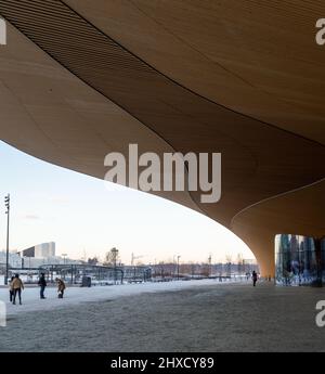 Helsinki, Finlandia, dicembre 2021. L'enorme baldacchino in legno della biblioteca centrale Oodi Foto Stock