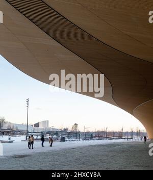 Helsinki, Finlandia, dicembre 2021. L'enorme baldacchino in legno della biblioteca centrale Oodi Foto Stock